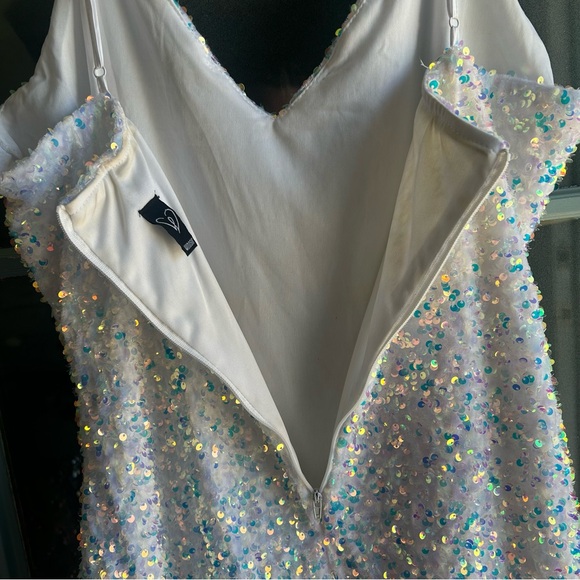 Windsor Kathy Iridescent Sequin Mini White Bridal Wedding V Neck Cocktail Dress - Picture 7 of 13